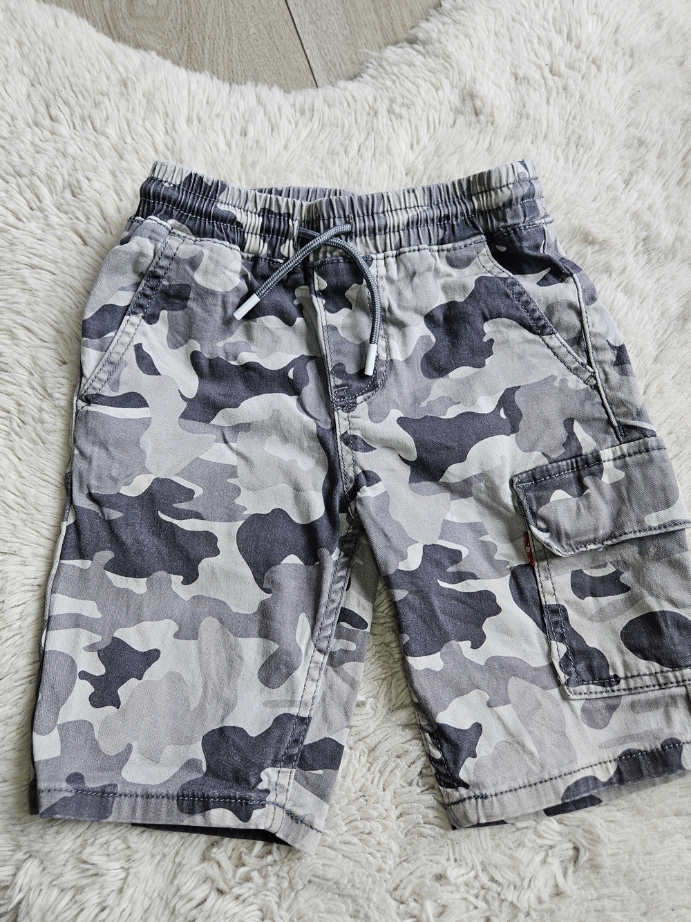 Levi’s Boys Grey Camo Cargo Pull-On Shorts Elastic Waist Size 7🩷